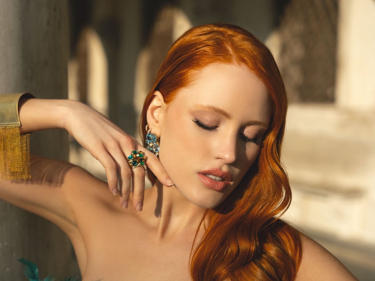 Servizio Completo di Trucco e Acconciatura a Vicenza Vuoi sentirti radiosa in ogni occasione speciale? Il servizio di trucco e acconciatura a Vicenza combina tecniche avanzate di make-up con hairstyle professionali per esaltare la tua bellezza naturale. Che si tratti di un matrimonio, di un evento importante o di uno shooting fotografico, ogni look viene realizzato su misura in base alla tua fisionomia e al tuo stile personale. L’esperienza include una consulenza dedicata per scegliere colori, tagli e texture più adatti al tuo viso, garantendo risultati armoniosi e duraturi. La sinergia tra trucco e capelli è studiata per valorizzare il tuo outfit e assicurare un’immagine impeccabile in ogni momento. Grazie all’uso di prodotti di alta qualità e a tecniche aggiornate, il servizio assicura comfort e performance estetica senza compromessi. Scegliendo questo pacchetto, vivrai un’esperienza di bellezza professionale e personalizzata nel cuore di Vicenza